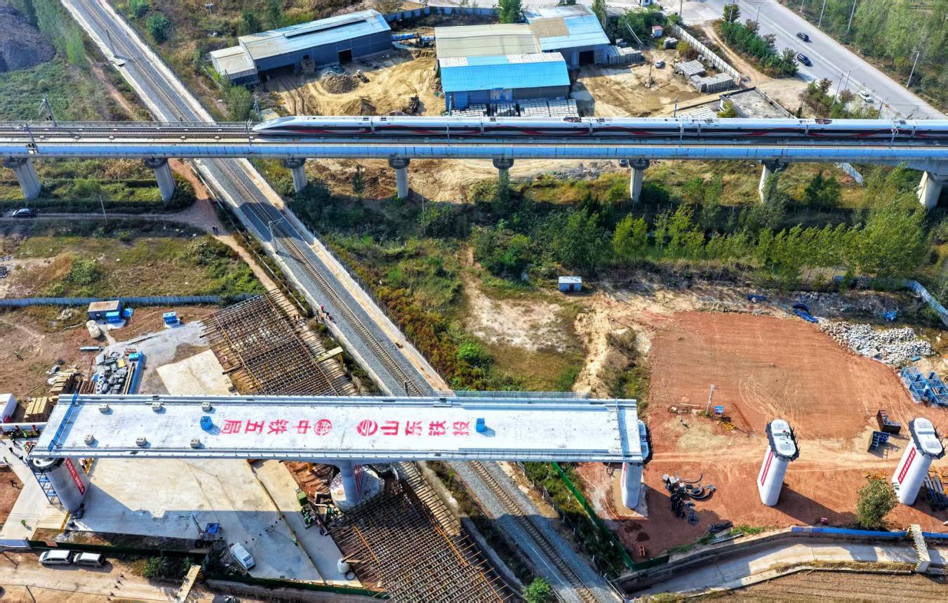 山东:济枣铁路全线首联转体梁完成“空中转身” 山东:济枣铁路全线首联转体梁完成“空中转身”