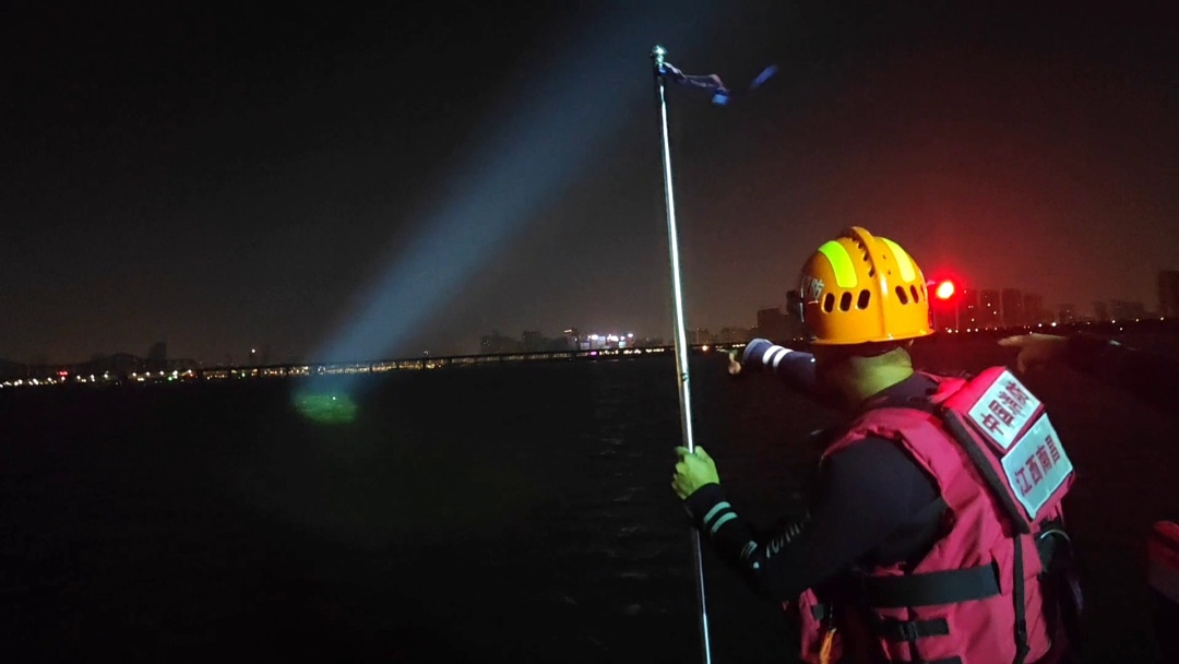 深夜赣江传来呼救声！男子夜钓踩空落水，消防员到场时他正漂在水面……