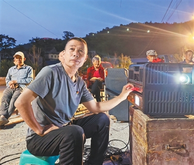 为村民放电影,他为啥能坚持40年? 为村民放电影,他为啥能坚持40年?