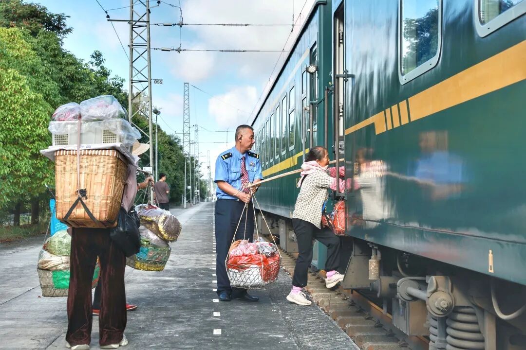 这趟绿皮火车,在车厢里能“赶大集” 这趟绿皮火车,在车厢里能“赶大集”
