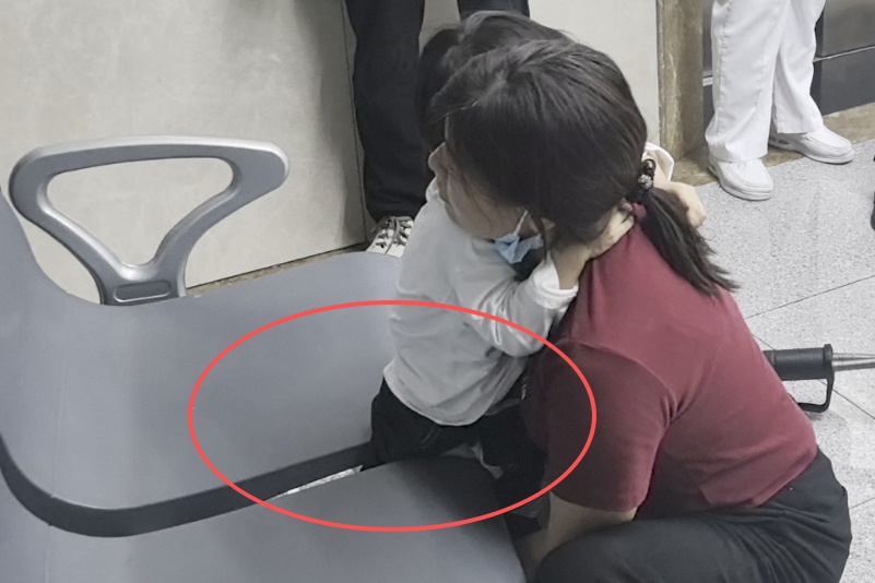 小心不起眼的缝隙！本月已发生多起事故，各位家长需警惕