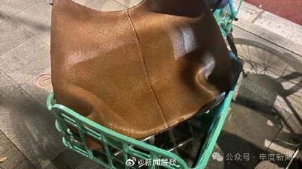 手提包被遗忘上海街头，直至深夜无人动，白领感叹在上海收获满满安全感！