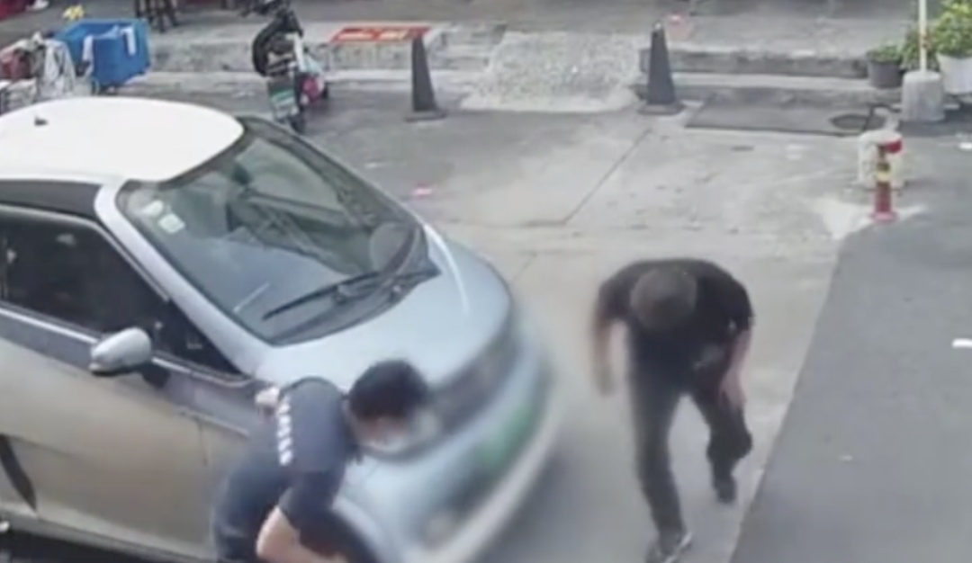 东莞一小孩被卷入车底拖行，周边街坊合力抬车救人！