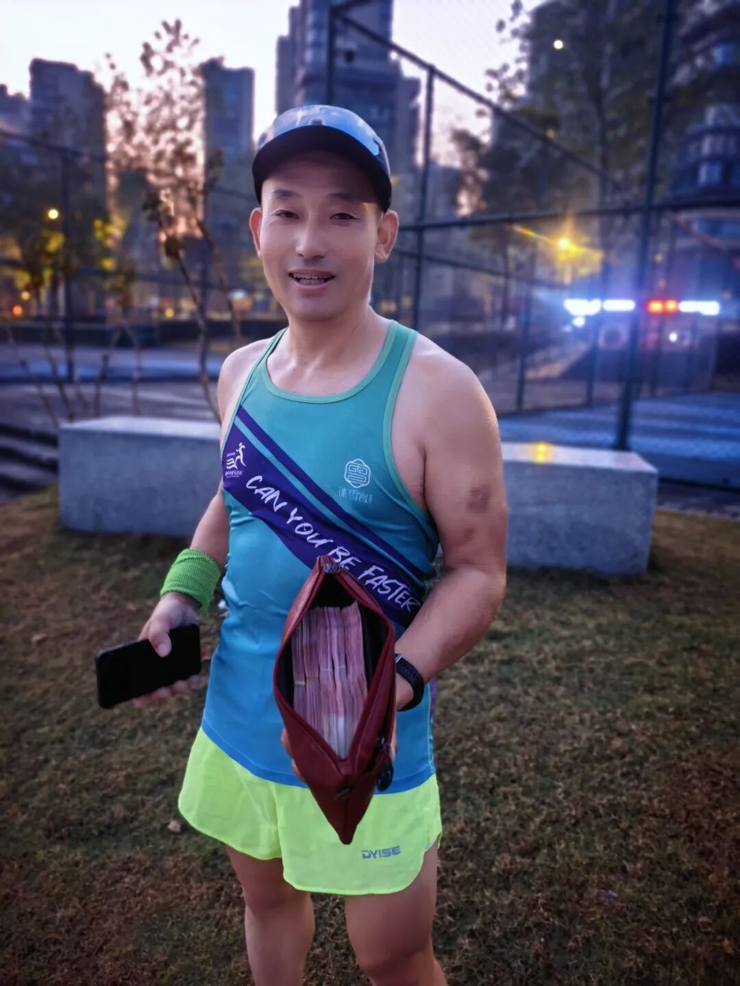 男子清晨跑步捡到个红色钱包,里面竟有5万元现金!女子:一晚上都不道包掉了 男子清晨跑步捡到个红色钱包,里面竟有5万元现金!女子:一晚上都不道包掉了