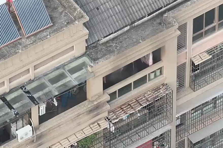 电视插头九年没拔,结果卧室遭殃了!很多人都不重视这点,快自查! 电视插头九年没拔,结果卧室遭殃了!很多人都不重视这点,快自查!