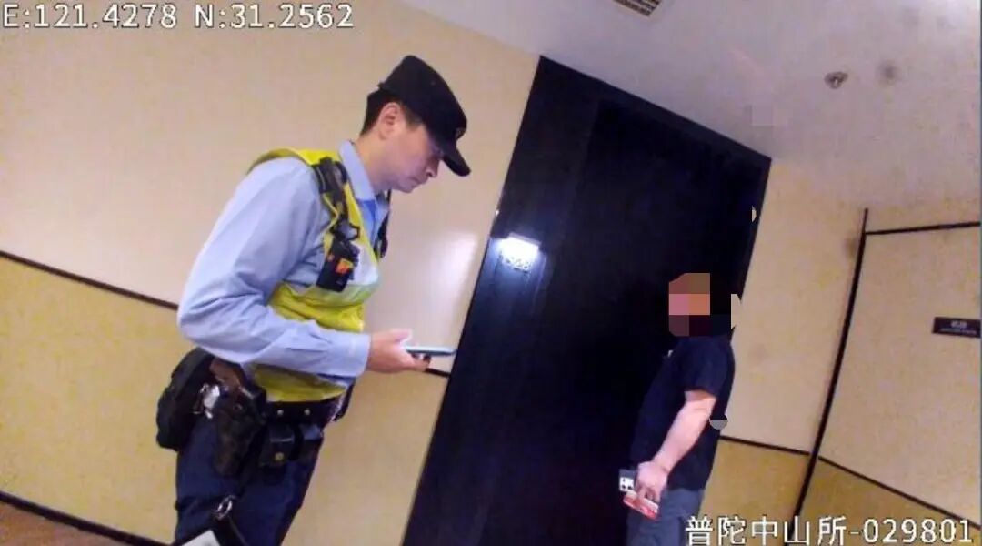 上海一女子报警称酒店有人从事违法行为,民警赶到后发现:房间里的人是她男友…… 上海一女子报警称酒店有人从事违法行为,民警赶到后发现:房间里的人是她男友……
