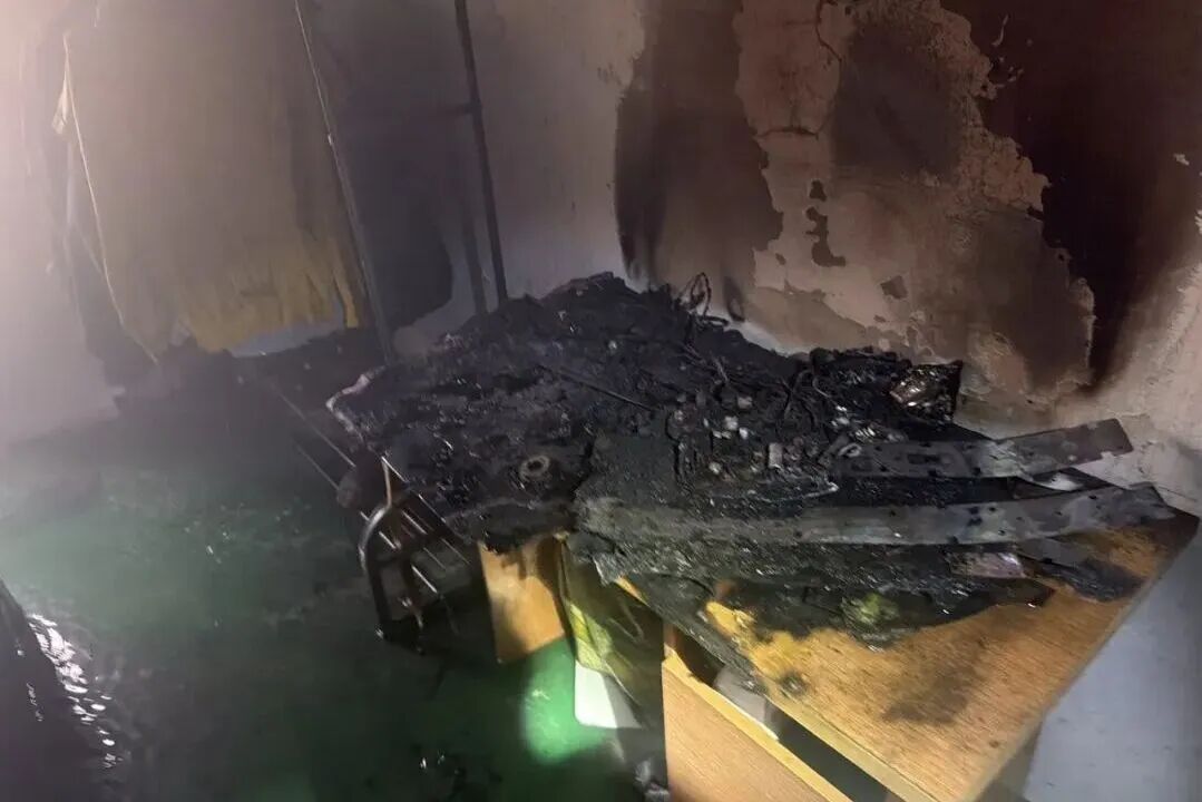 电视插头九年没拔,结果卧室遭殃了!很多人都不重视这点,快自查! 电视插头九年没拔,结果卧室遭殃了!很多人都不重视这点,快自查!