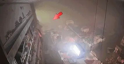 深夜超市突然冒浓烟,插线板“接力”有多危险? 深夜超市突然冒浓烟,插线板“接力”有多危险?