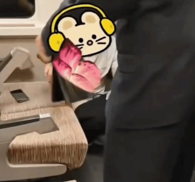 男子在高铁座位上脱裤排便?!铁路部门发布情况说明—— 男子在高铁座位上脱裤排便?!铁路部门发布情况说明——