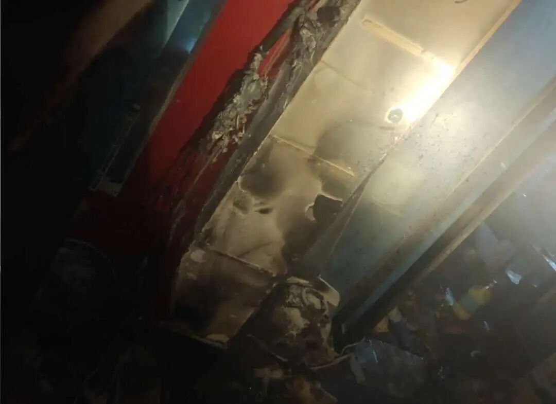 深夜超市突然冒浓烟,插线板“接力”有多危险? 深夜超市突然冒浓烟,插线板“接力”有多危险?