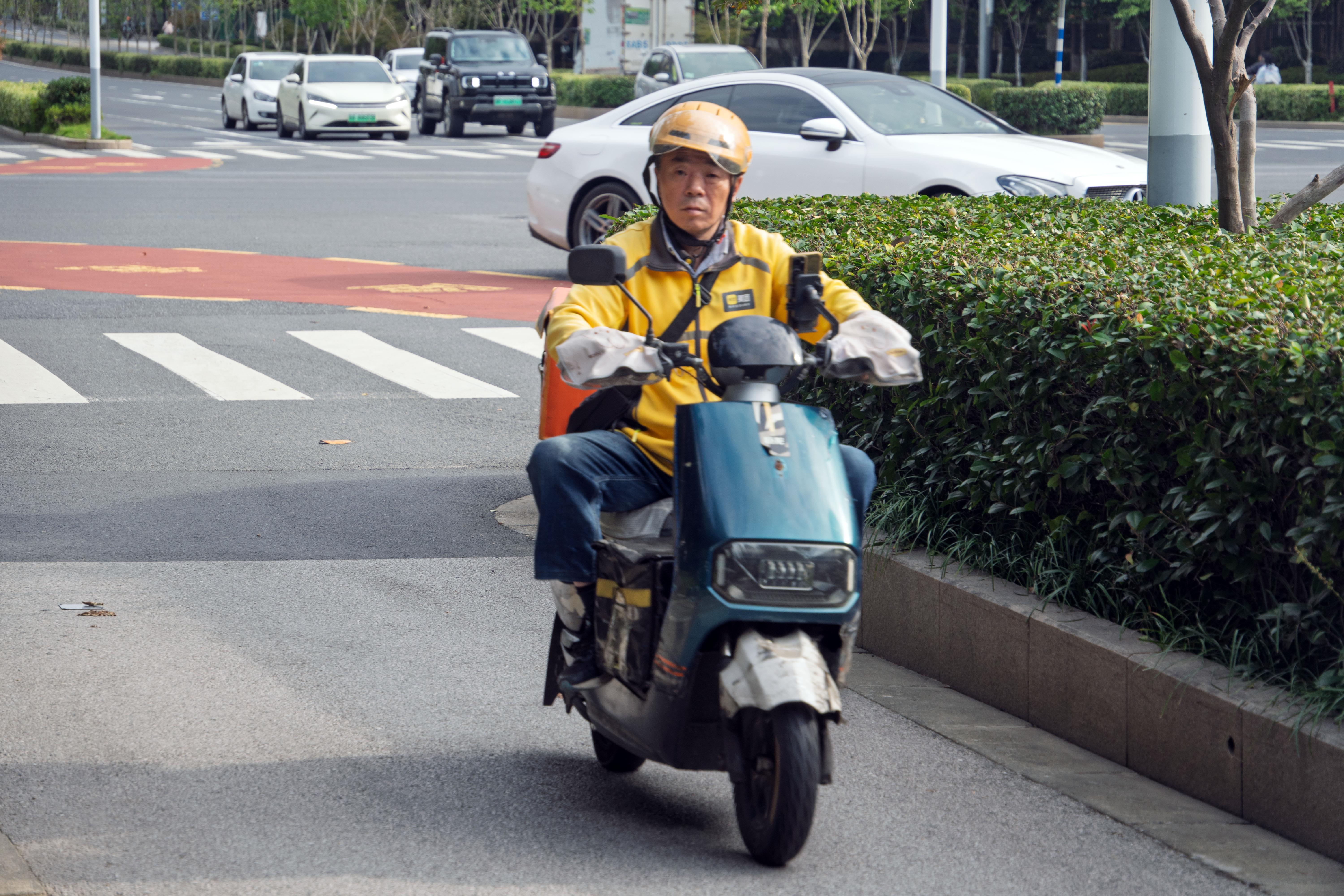 超重 大件 爬楼订单有望多拿钱 外卖骑手额外劳动该如何定价? 超重 大件 爬楼订单有望多拿钱 外卖骑手额外劳动该如何定价?