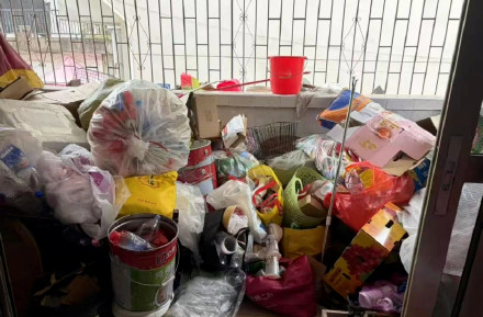 女子囤废品致家人肺部感染