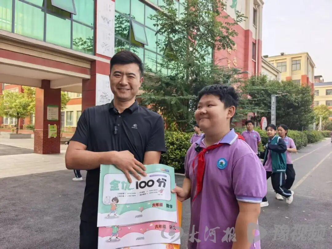 不慎撞倒500多斤摩托车后，河南原阳12岁少年20余次扶车引全网点赞，车主的奖励太意外