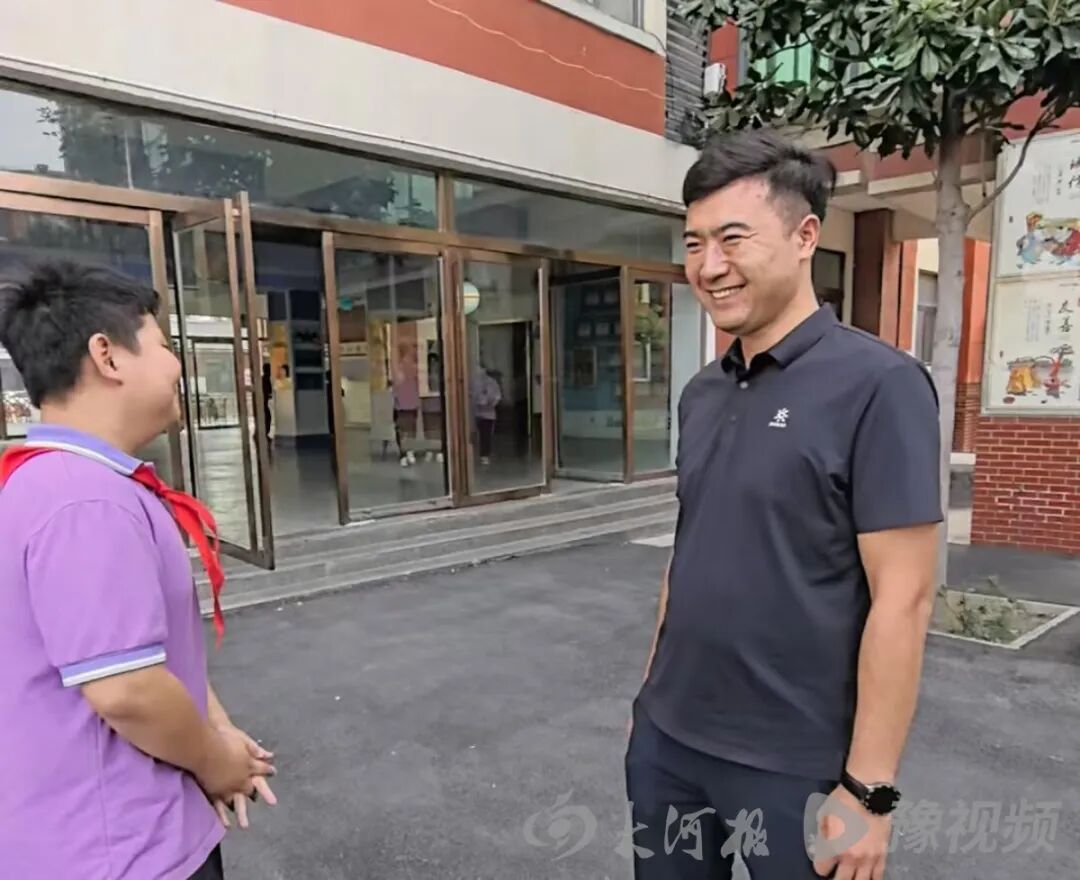 不慎撞倒500多斤摩托车后，河南原阳12岁少年20余次扶车引全网点赞，车主的奖励太意外