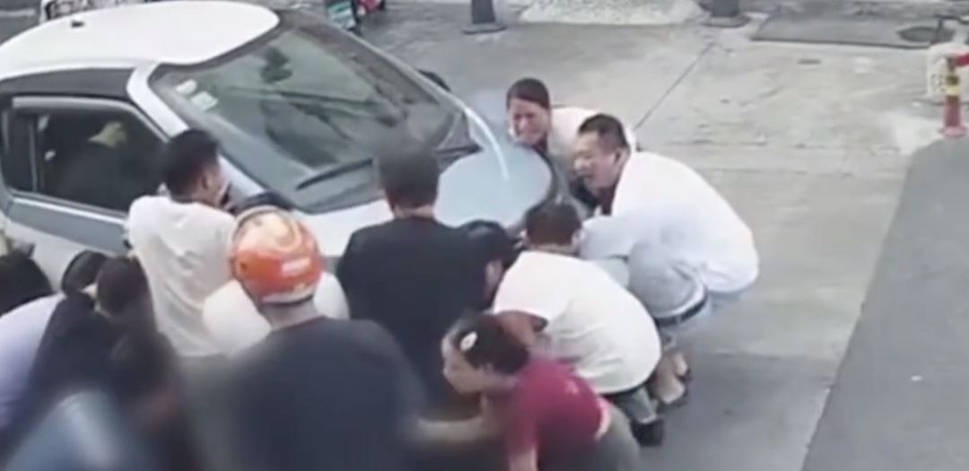 东莞一小孩被卷入车底拖行，周边街坊合力抬车救人！
