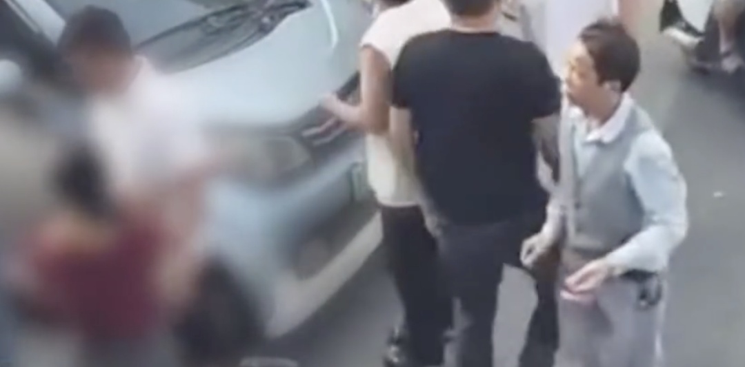 东莞一小孩被卷入车底拖行，周边街坊合力抬车救人！