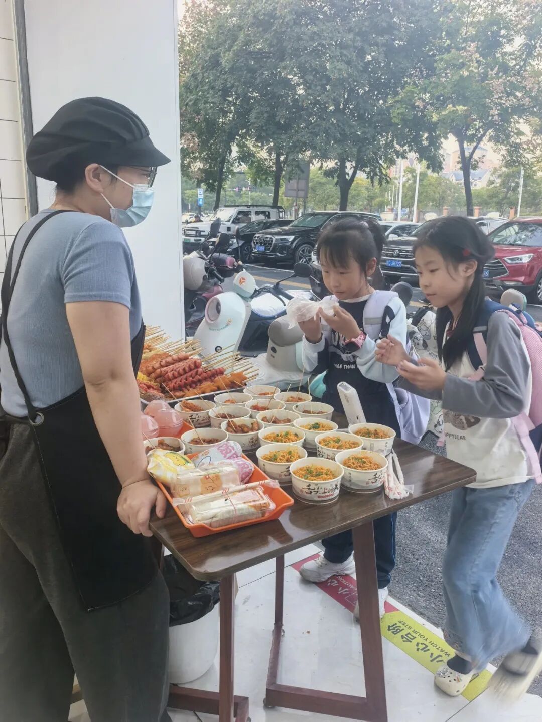 江西一学校门口炸串店火了,孩子背一首古诗就能免费换一串炸串 江西一学校门口炸串店火了,孩子背一首古诗就能免费换一串炸串
