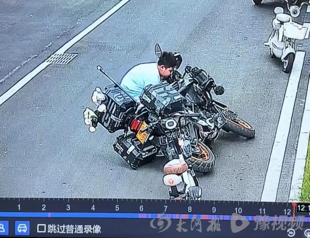 不慎撞倒500多斤摩托车后，河南原阳12岁少年20余次扶车引全网点赞，车主的奖励太意外
