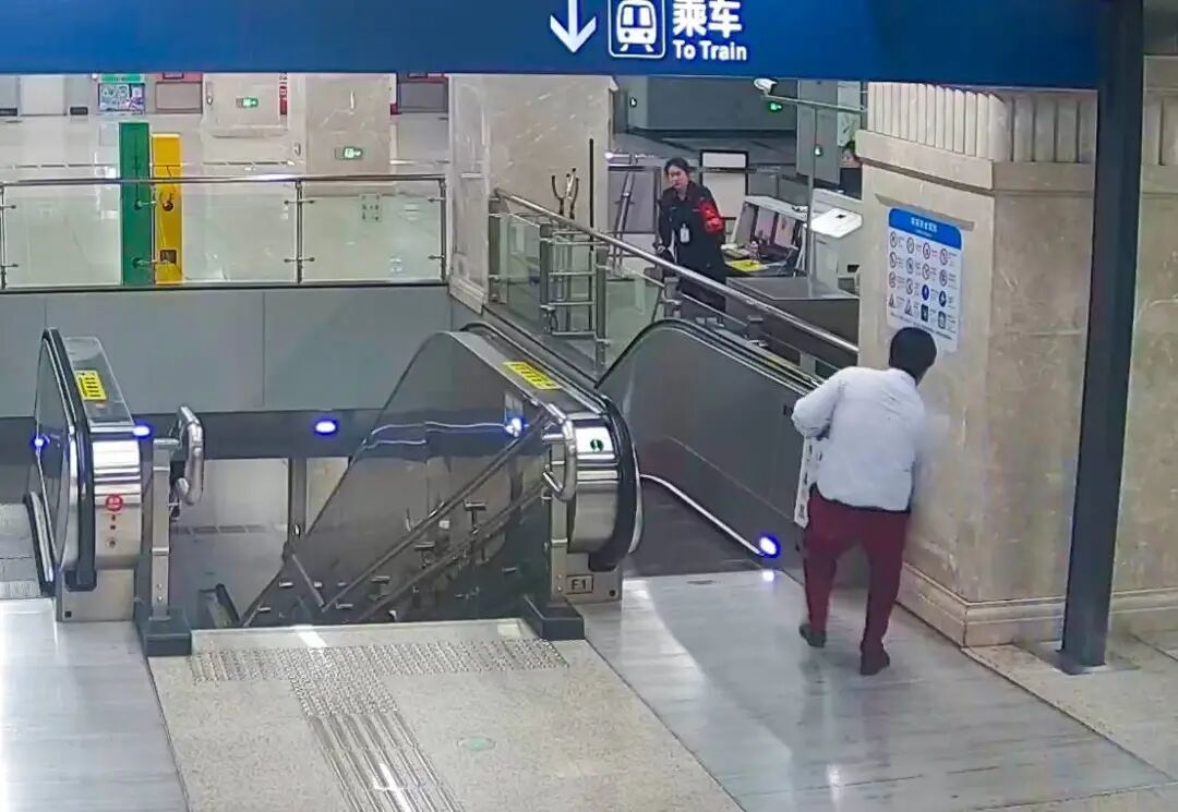 老人携带行李乘坐扶梯不慎摔倒，危急时刻他冲刺30米，紧急按停电梯，全程4秒！