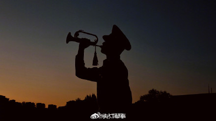 与霞光同框!子弟兵超帅光影大片 与霞光同框!子弟兵超帅光影大片