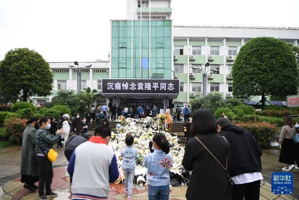 今天,我们格外怀念他 今天,我们格外怀念他