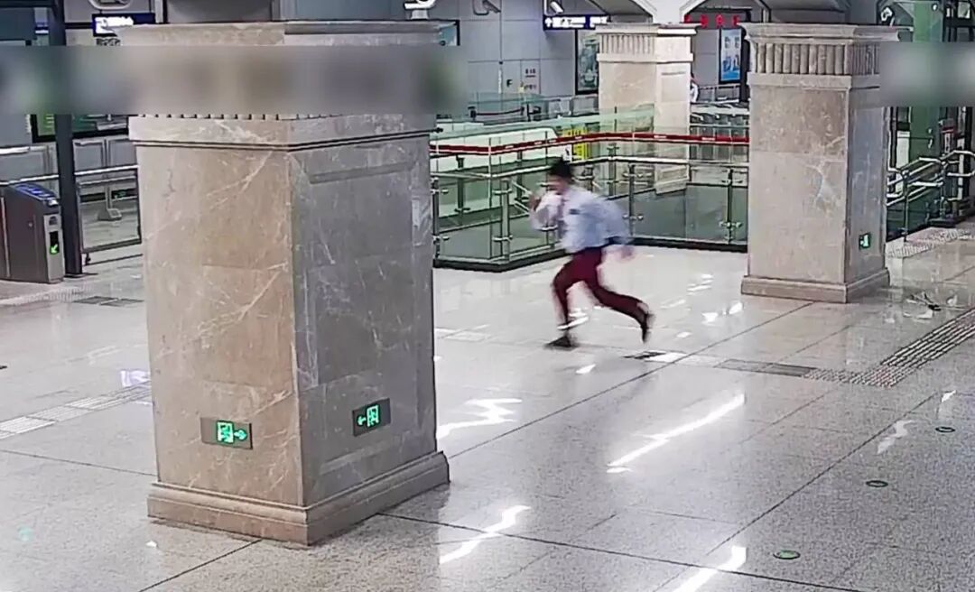 老人携带行李乘坐扶梯不慎摔倒，危急时刻他冲刺30米，紧急按停电梯，全程4秒！