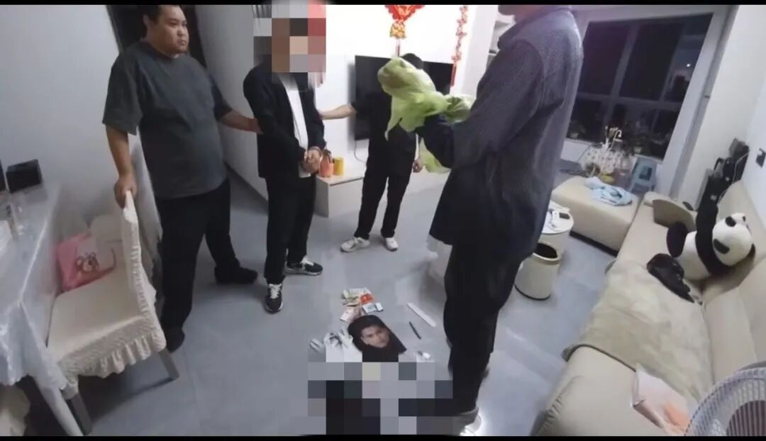 男子戴“彭于晏”头套入室行窃,刚进门就被客厅监控吓跑,警察都笑了……他当晚被抓 男子戴“彭于晏”头套入室行窃,刚进门就被客厅监控吓跑,警察都笑了……他当晚被抓