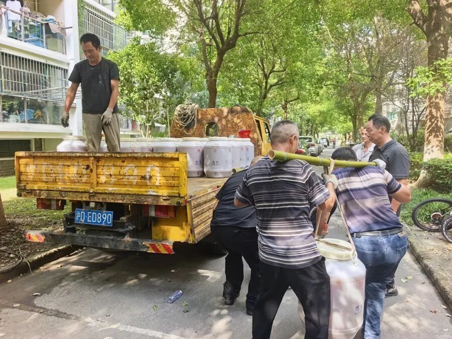 上海一女子沉迷自制酵素12年,75公斤一桶堆满屋,邻居慌了:楼板扛得住吗? 上海一女子沉迷自制酵素12年,75公斤一桶堆满屋,邻居慌了:楼板扛得住吗?