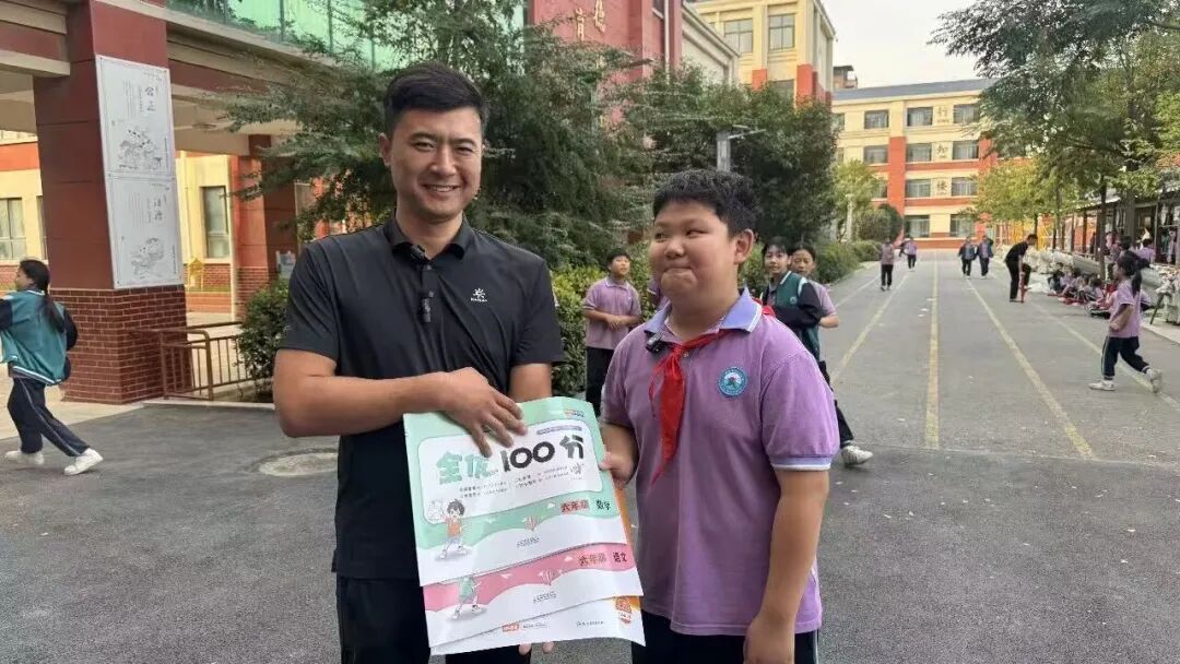 12岁男孩扶车27次获赠三套试卷,车主称不追责,祝他考上清华,小孩哥表情亮了 12岁男孩扶车27次获赠三套试卷,车主称不追责,祝他考上清华,小孩哥表情亮了