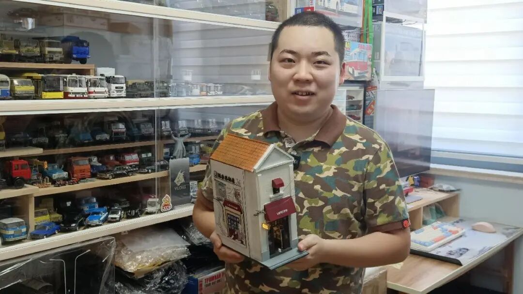 准00后上海小囡爱上做模型,他把街头的书报亭、电话亭、交通岗亭统统“搬”回了家 准00后上海小囡爱上做模型,他把街头的书报亭、电话亭、交通岗亭统统“搬”回了家