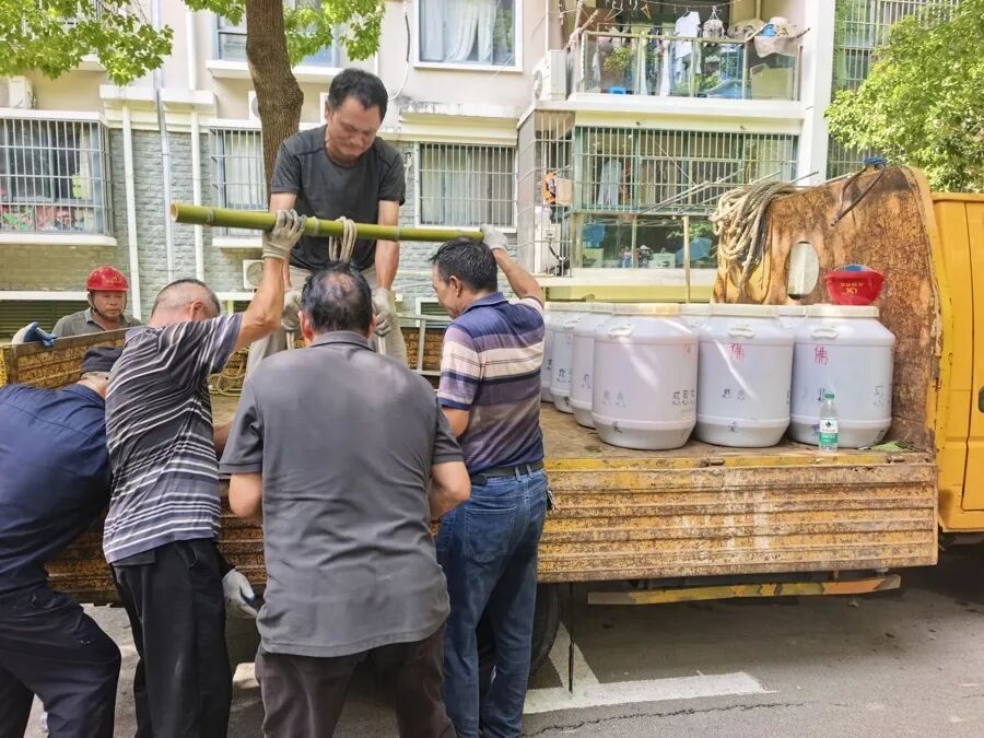 上海一女子沉迷自制酵素12年,75公斤一桶堆满屋,邻居慌了:楼板扛得住吗? 上海一女子沉迷自制酵素12年,75公斤一桶堆满屋,邻居慌了:楼板扛得住吗?