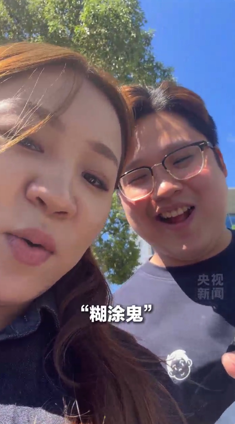 “糊涂鬼,手机新买的吧,交给警察了哦~” “糊涂鬼,手机新买的吧,交给警察了哦~”