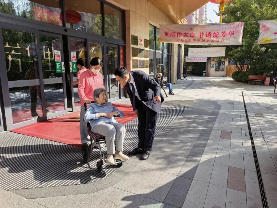 从“没人停”到“一键到”!新国标护航银龄出行,北京这波操作暖了 从“没人停”到“一键到”!新国标护航银龄出行,北京这波操作暖了