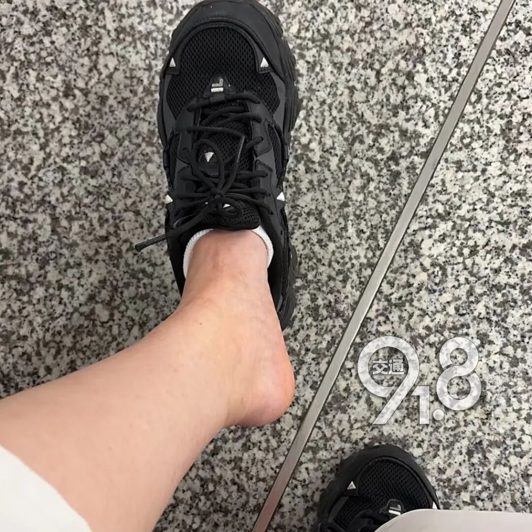 事发杭州晚高峰,女乘客换乘时一脚踩空!接下来一幕乘客直呼:反应速度绝了! 事发杭州晚高峰,女乘客换乘时一脚踩空!接下来一幕乘客直呼:反应速度绝了!