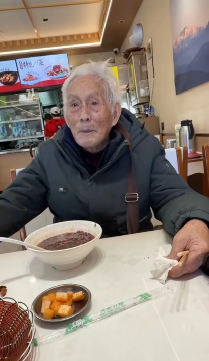 96岁爷爷独自坐43小时绿皮火车从江苏到西藏旅行,同车厢网友:坐的是Z164次列车,觉得大爷很了不起 96岁爷爷独自坐43小时绿皮火车从江苏到西藏旅行,同车厢网友:坐的是Z164次列车,觉得大爷很了不起