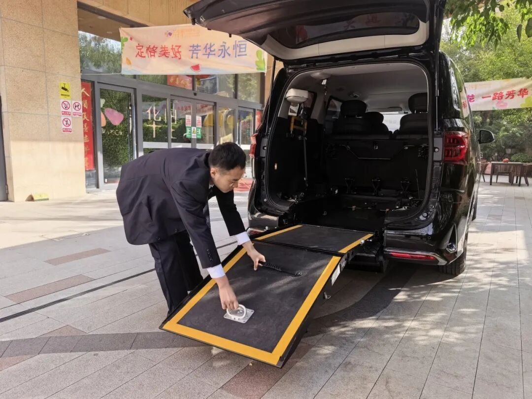 从“没人停”到“一键到”!新国标护航银龄出行,北京这波操作暖了 从“没人停”到“一键到”!新国标护航银龄出行,北京这波操作暖了