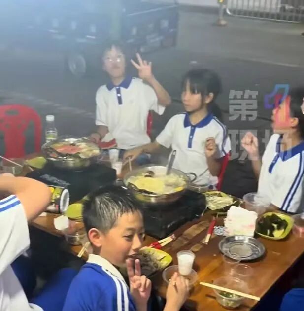 “糊涂鬼,我们交给警察啦!”藏在烟火里的温柔善意 “糊涂鬼,我们交给警察啦!”藏在烟火里的温柔善意
