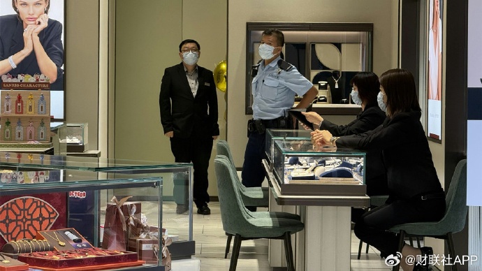 香港警方通报周生生珠宝劫案:1男1女2名嫌疑人被抓,均为无业,被抢金链部分已找回 香港警方通报周生生珠宝劫案:1男1女2名嫌疑人被抓,均为无业,被抢金链部分已找回