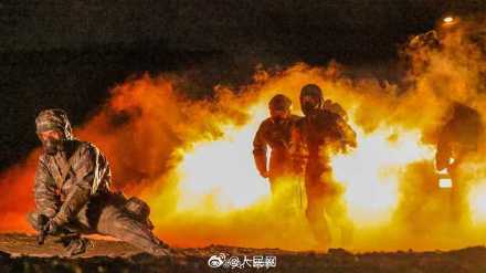 与霞光同框!子弟兵超帅光影大片 与霞光同框!子弟兵超帅光影大片