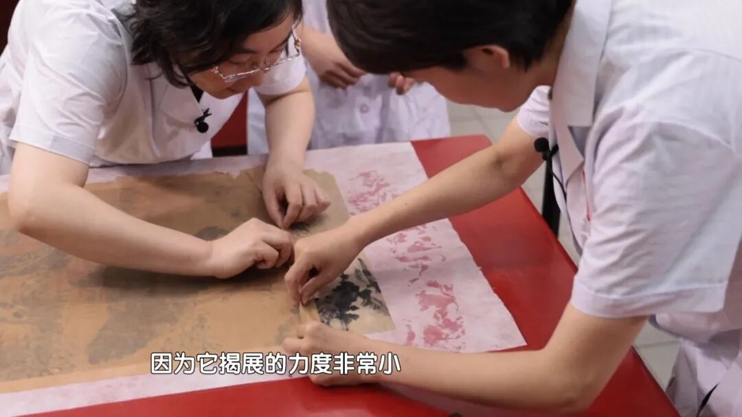古墓里挖出的血衣如何还原?他们用八千块血污布,复刻古墓的黑暗 古墓里挖出的血衣如何还原?他们用八千块血污布,复刻古墓的黑暗