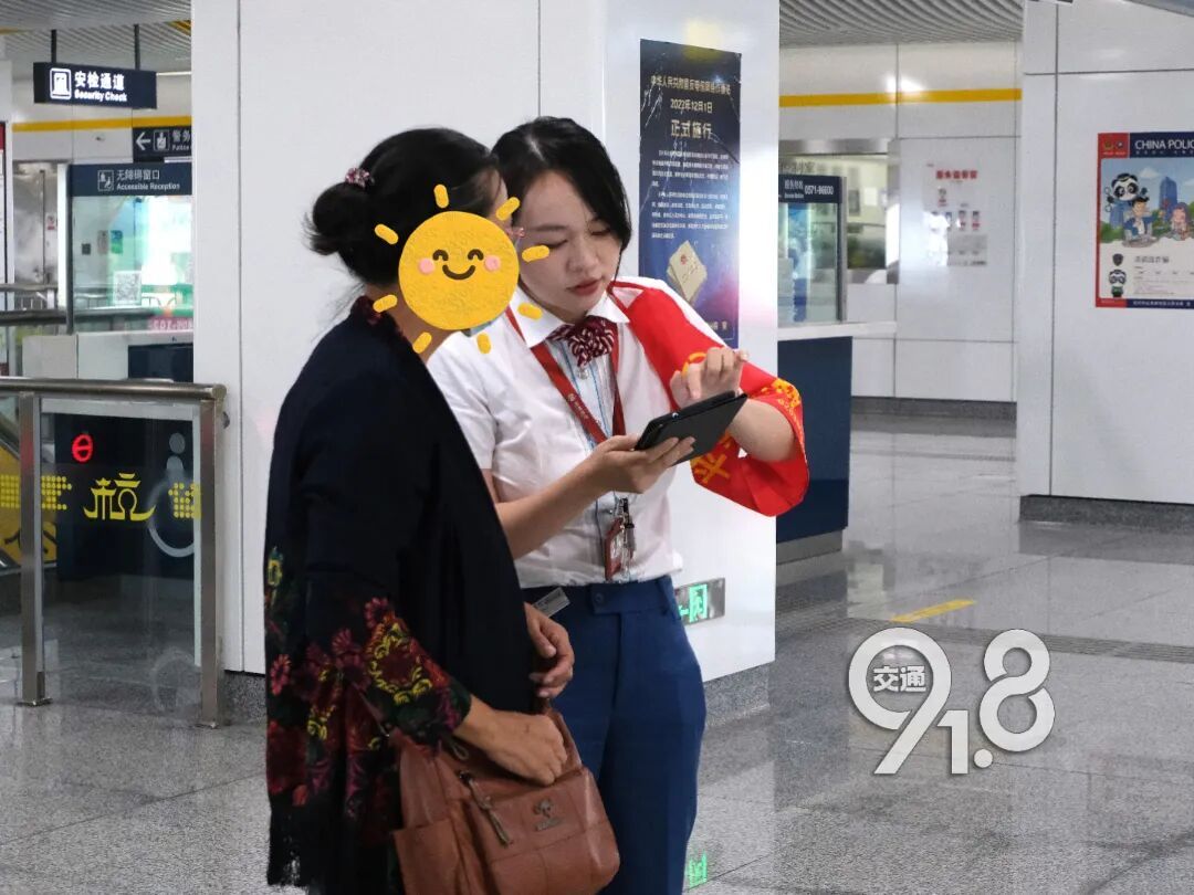 事发杭州晚高峰,女乘客换乘时一脚踩空!接下来一幕乘客直呼:反应速度绝了! 事发杭州晚高峰,女乘客换乘时一脚踩空!接下来一幕乘客直呼:反应速度绝了!