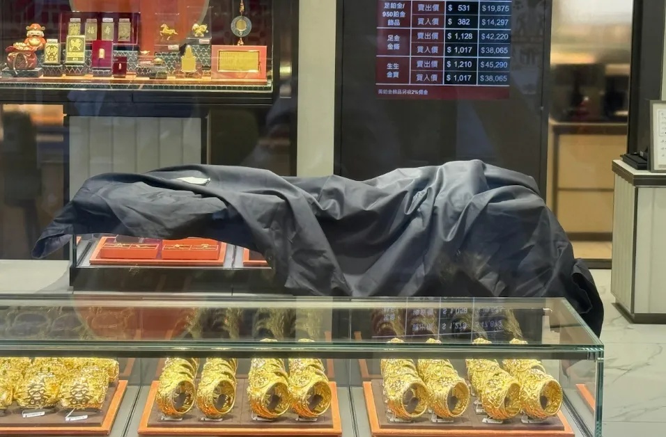 香港警方通报周生生珠宝劫案:1男1女2名嫌疑人被抓,均为无业,被抢金链部分已找回 香港警方通报周生生珠宝劫案:1男1女2名嫌疑人被抓,均为无业,被抢金链部分已找回