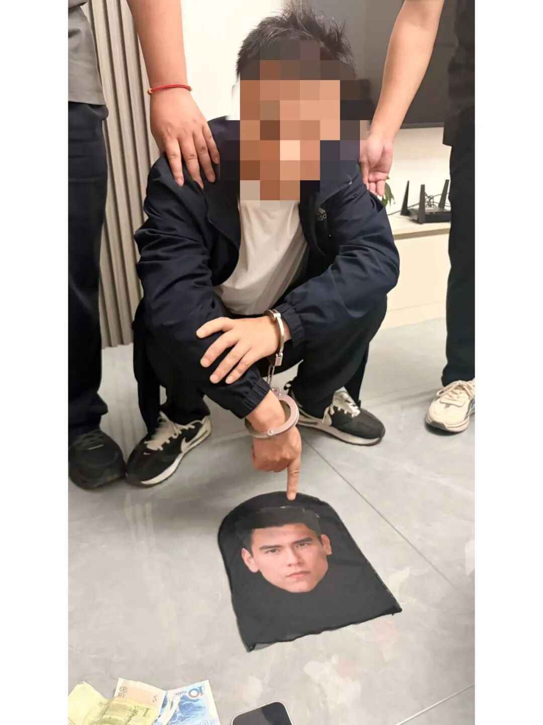 男子戴“彭于晏”头套入室行窃,刚进门就被客厅监控吓跑,警察都笑了……他当晚被抓 男子戴“彭于晏”头套入室行窃,刚进门就被客厅监控吓跑,警察都笑了……他当晚被抓