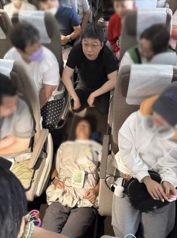 航班上一男乘客突然倒地、意识全无!一群瑞金专家冲了出来,狭窄过道成"急救室" 航班上一男乘客突然倒地、意识全无!一群瑞金专家冲了出来,狭窄过道成"急救室"