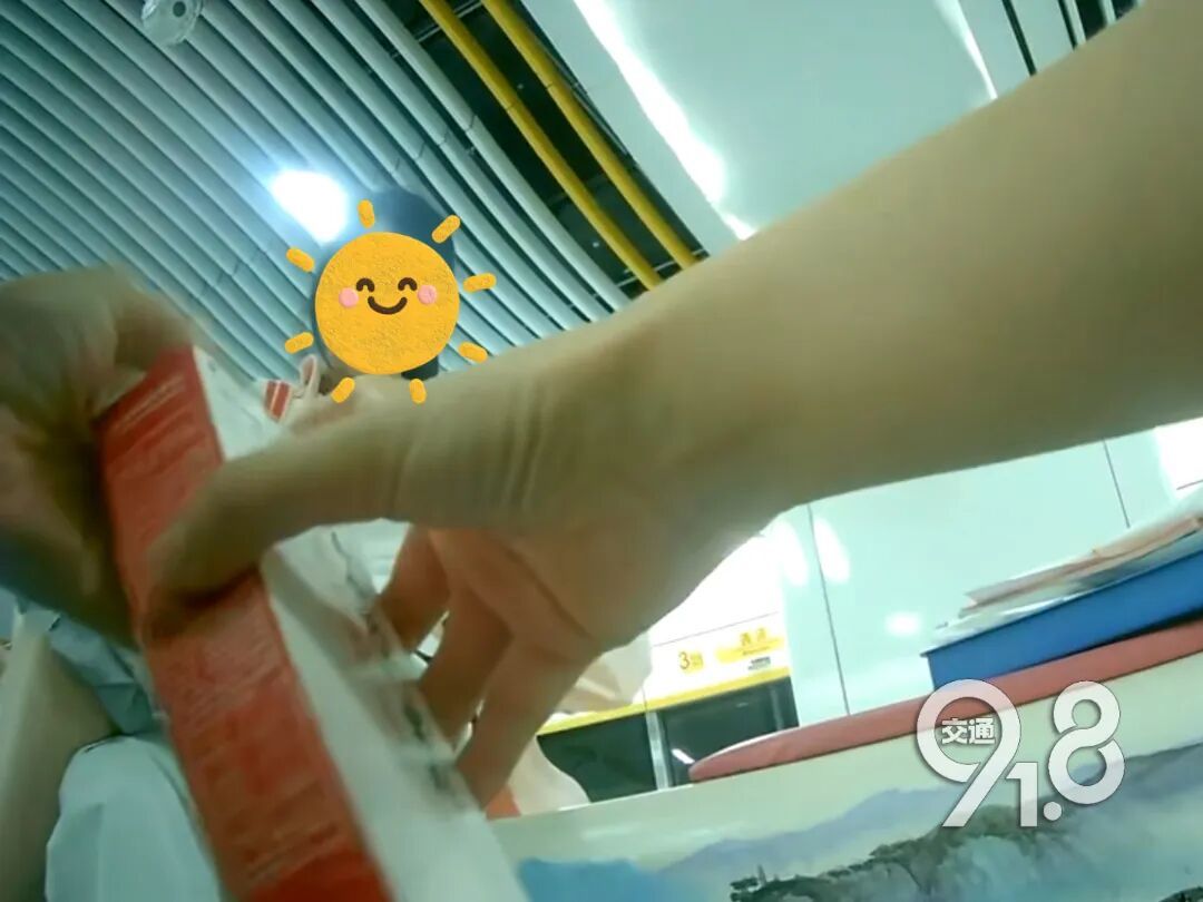 事发杭州晚高峰,女乘客换乘时一脚踩空!接下来一幕乘客直呼:反应速度绝了! 事发杭州晚高峰,女乘客换乘时一脚踩空!接下来一幕乘客直呼:反应速度绝了!