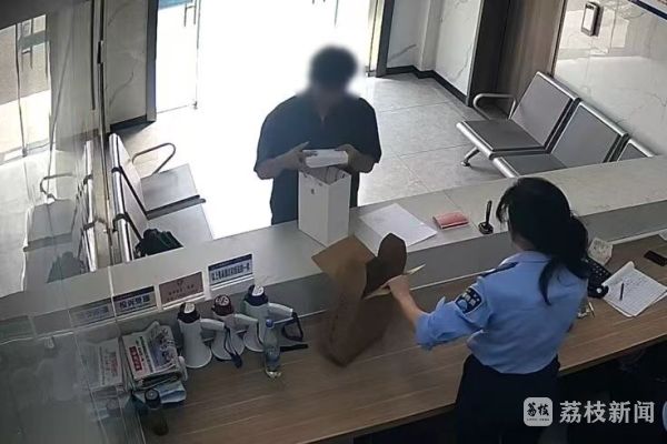 快递司机立功!3部高档手机被拦截 快递司机立功!3部高档手机被拦截
