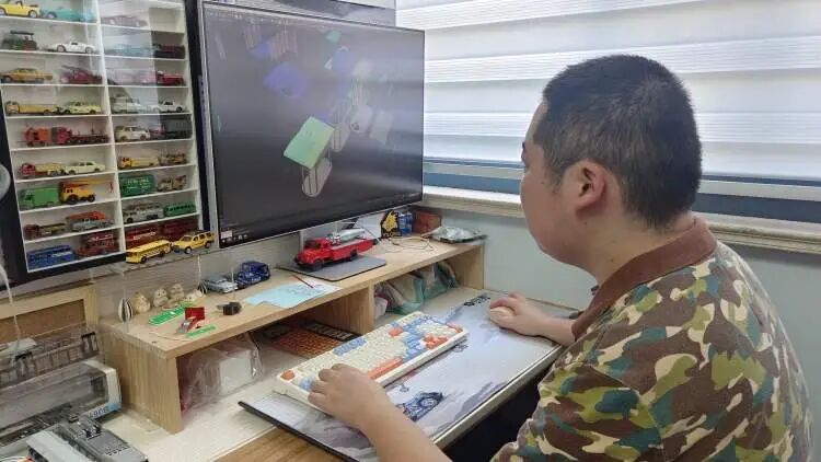 准00后上海小囡爱上做模型,他把街头的书报亭、电话亭、交通岗亭统统“搬”回了家 准00后上海小囡爱上做模型,他把街头的书报亭、电话亭、交通岗亭统统“搬”回了家