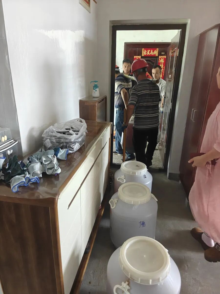 上海一女子沉迷自制酵素12年,75公斤一桶堆满屋,邻居慌了:楼板扛得住吗? 上海一女子沉迷自制酵素12年,75公斤一桶堆满屋,邻居慌了:楼板扛得住吗?