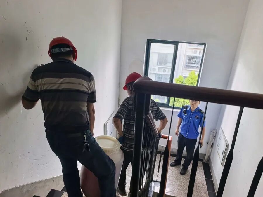 上海一女子沉迷自制酵素12年,75公斤一桶堆满屋,邻居慌了:楼板扛得住吗? 上海一女子沉迷自制酵素12年,75公斤一桶堆满屋,邻居慌了:楼板扛得住吗?