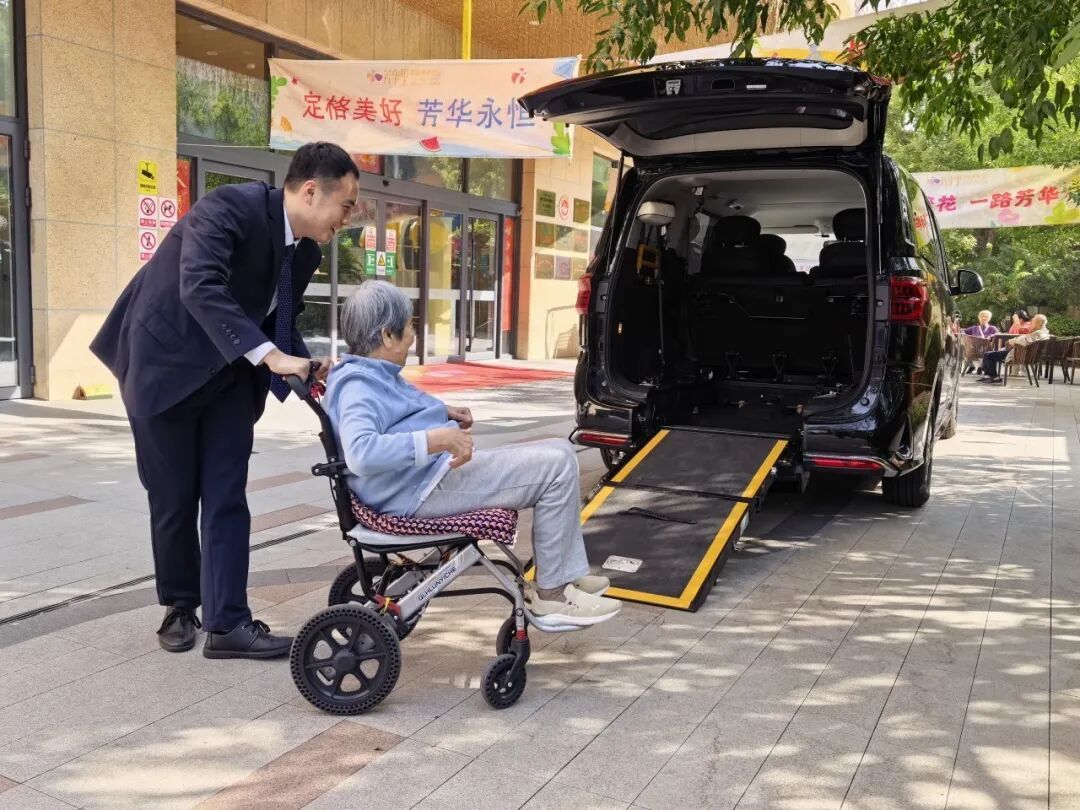 从“没人停”到“一键到”!新国标护航银龄出行,北京这波操作暖了 从“没人停”到“一键到”!新国标护航银龄出行,北京这波操作暖了